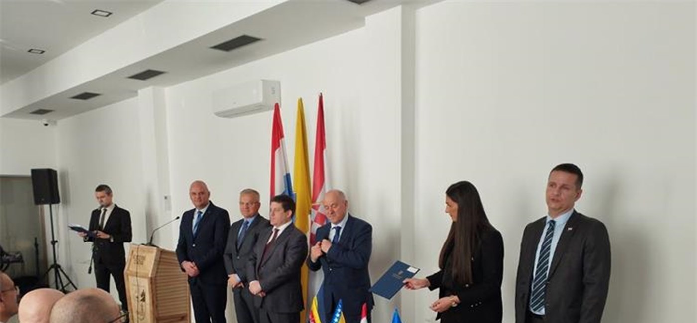 Bačić awards contracts for Bosnian Croat projects worth €1.03m